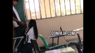 graban a colegiala del COBAE dandole una rica mamada al novio en el salon