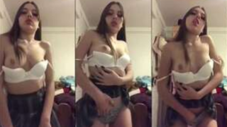 deliciosa morrita colegiala enseñandole las tetas a sus compañeros de la prepa