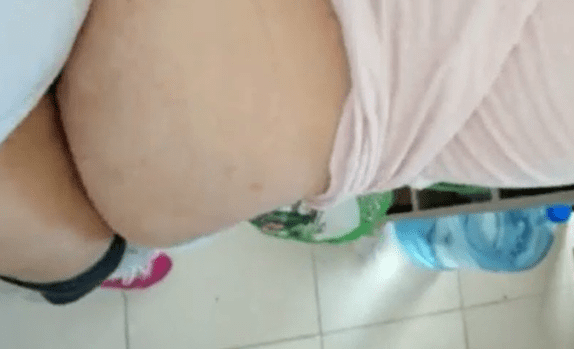 esperate que estoy haciendo la comida…le dice su comadre y cogen en la cocina
