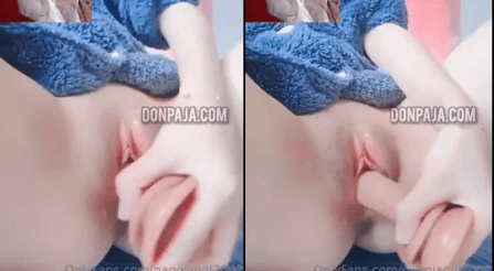 jovencita de panochita rosa es toda una puta y se masturba con su juguetito