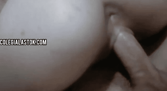 lo apretada que tiene la panochita esta jovencita mira como se le estira la vagina cuando la clavan