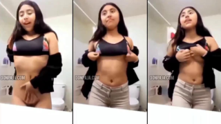 morrita putita se saca las tetas para sus compañeros del colegio