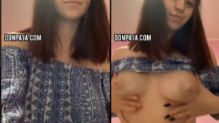 hermosa jovencita con un par de tetas perfectas se graba enseñandolas