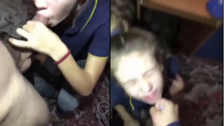 llenandole de leche la cara a jovencita colegiala cachonda