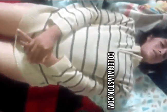 jovencita timida no quiere coger pero el novio le baja los calzones