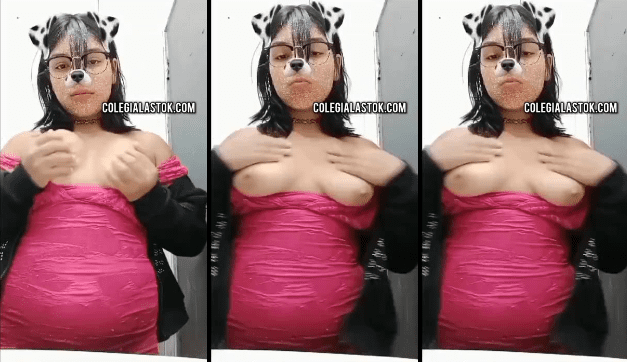 jovencita calenturienta le enseñas las tetas a sus compañeros del colegio