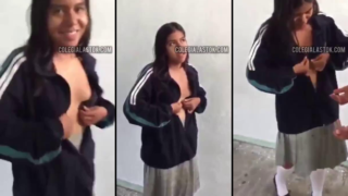 morrita colegiala putita le enseña las tetas a sus compañeros del salon