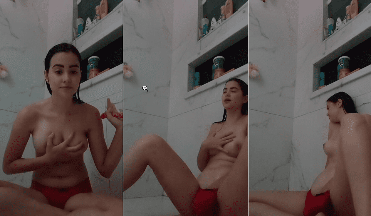 la jovencita cuando se queda a solas en casa comienza hacer travesuras