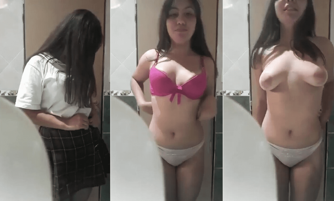 colegiala cachonda enseñando las tetas a sus compañeros del colegio