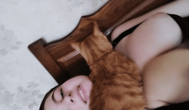 deliciosa jovencita tetona metiendose un pepinillo en la panochita