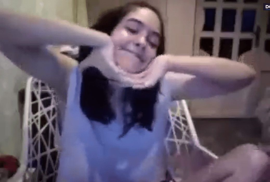 es increible que una jovencita colegiala tenga un par de tetas gigantescas como esas