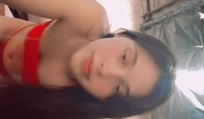 la jovencita colegiala se pone provocativa con sus amigos en videollamada