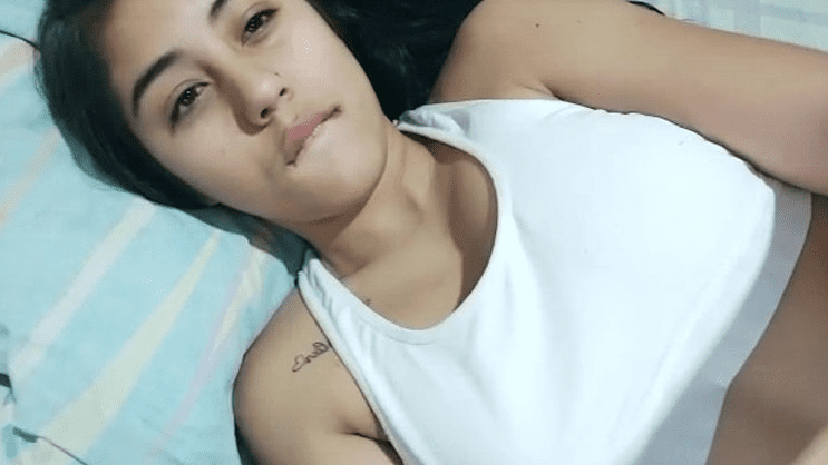 morrita mexicana se baja los calzones y les enseña a sus amigos la panochita