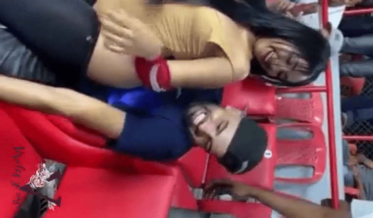 deliciosa nalgona puta se baja lo pantalones en medio de las gradas y se ensarta sobre el novio