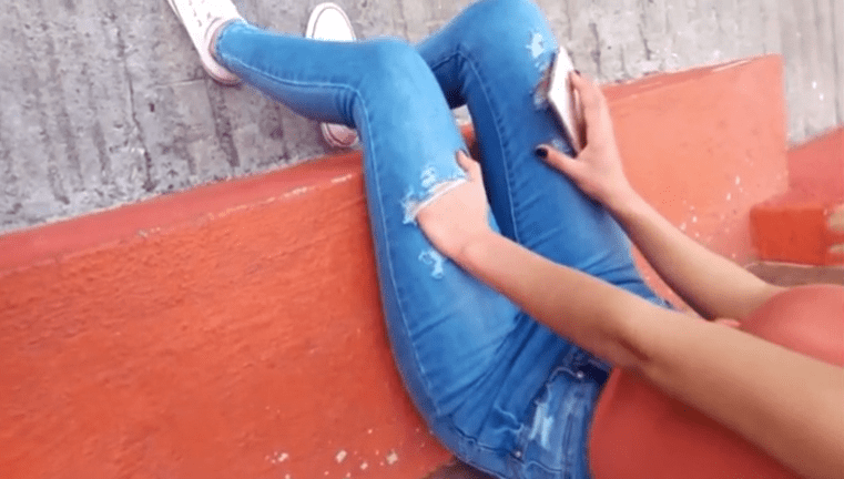 le ofrece una buena cantidad de dinero a una jovencita peruana por dejarse coger