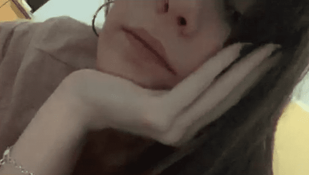jovencita colegiala le pide al novio que grabe mientras que la esta penetrando