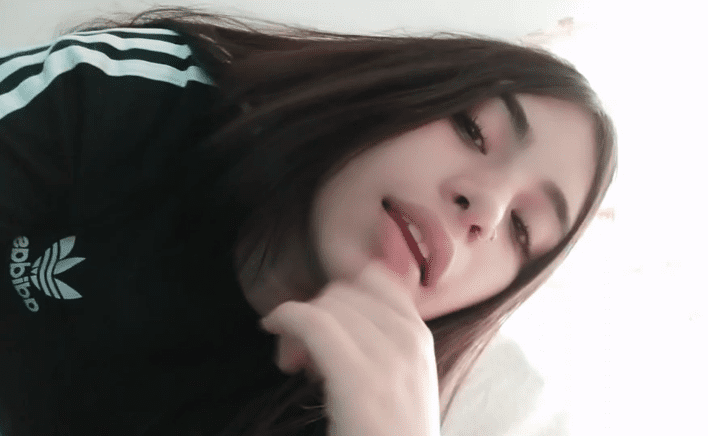 jovencita colegiala calenturienta se baja los calzones en transmision en vivo y deja ver su linda panocha