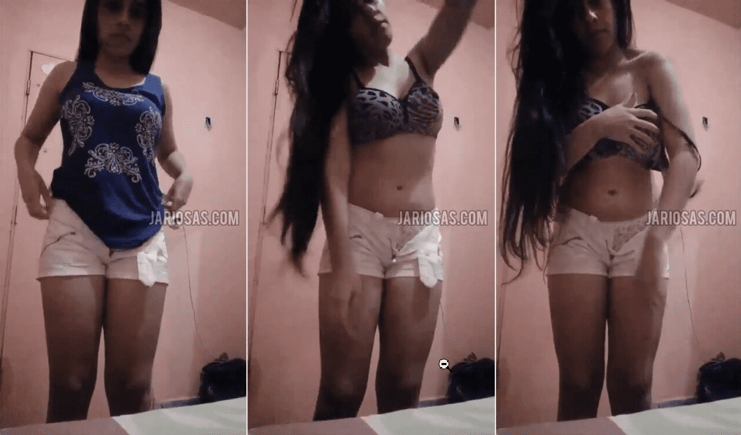 la jovencita se baja hasta los calzones para impresionar a sus amigos del colegio