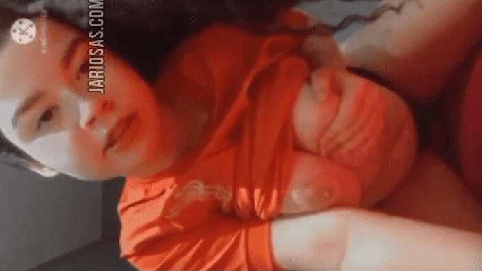 la jovencita tetona se hace el calzon de lado y se mete los dedos en su rica vagina