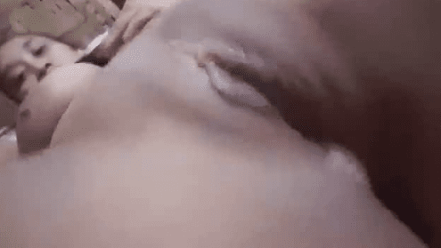 colegiala tetona se graba en su habitacion tocandose la cuca y enseñando sus deliciosas tetas