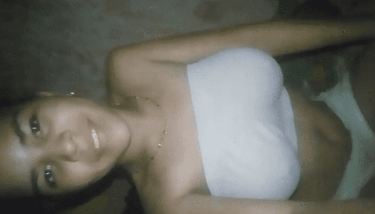 la morrita enseña sus enormes tetas y panocha