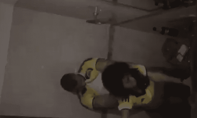 los graban cogiendo en el baño y ni cuenta se dan