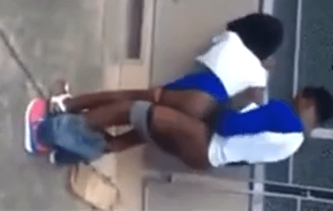 cogiendo a una morrita colegiala atrás de los salones