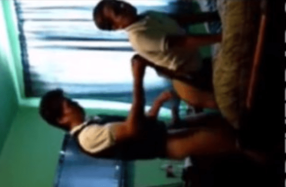 se la chupa al novio y despues la ponen a cuatro patas