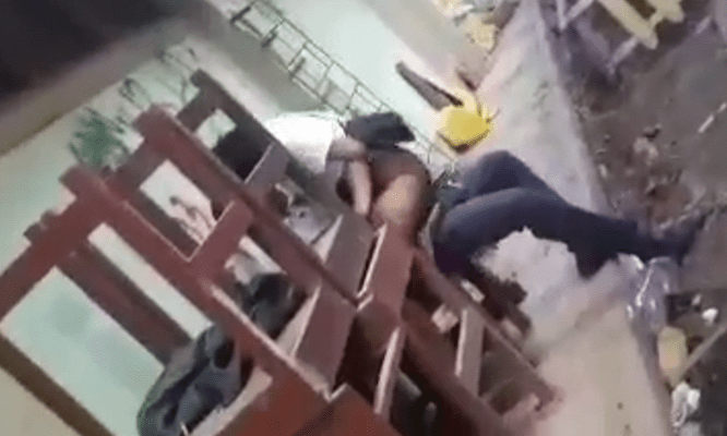 alumnos grabados cogiendo atras del salon