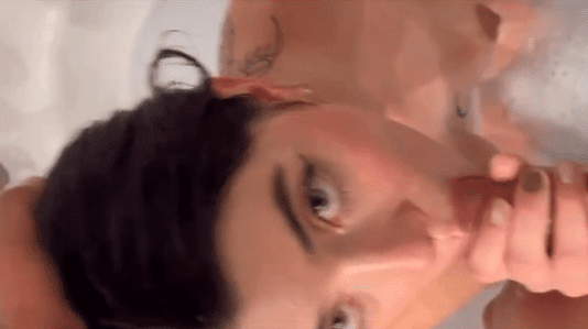 sexo salvaje en la bañera con una hermosa culona y tatuada