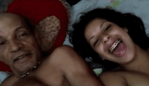 jovencita hondureña ganandose el iphone17 pro con un abuelito