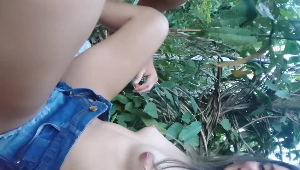 la morrita colegiala se va de pinta con los amigos y le chupan las chichis