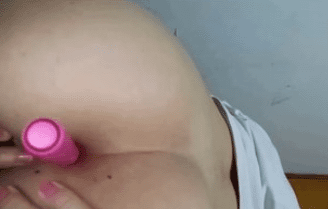 La colegiala se mete un plumon en el culito