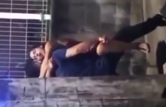 novios borrachos cogiendo en la calle pensando que nadie los veria