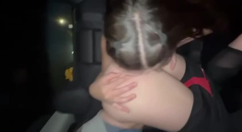 amigas putitas y cachondas se vienen cachondeando en la parte trasera del uber