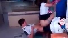 graba a su hermana cogiendo con el novio de la prepa en su habitacion