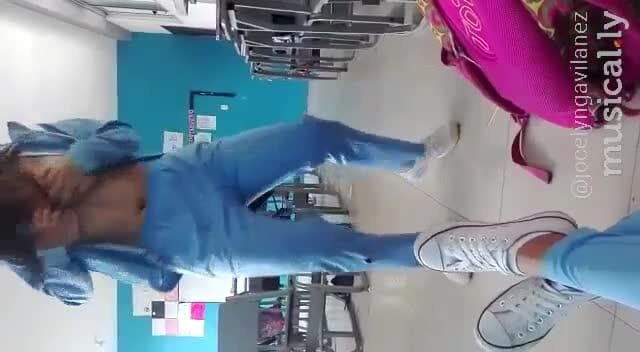 Colegialas putitas bailando y enseñando en la escuela