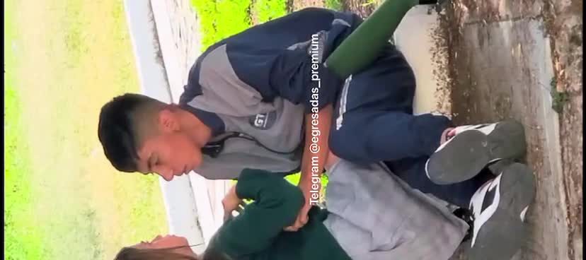 alumnos de prepa lo graban cogiendo en el patio del colegio