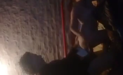 Anciano vergon coge a una morrita que le encanta de perrito