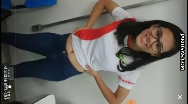 amiga del CETIS enseñando las tetas en en el salon