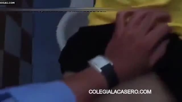 Cogiendo a una colegiala de ecuador en el baño