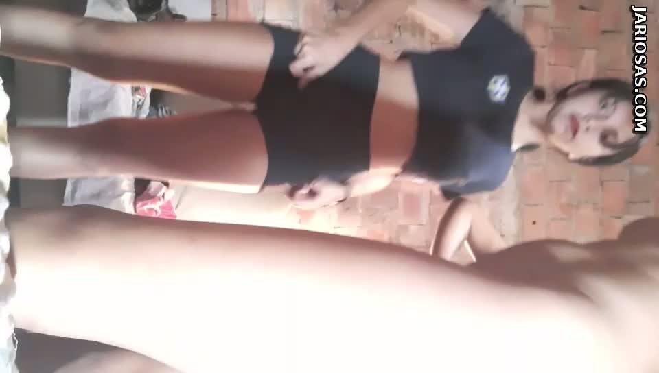 jovencitas desmadrosas se graban bailando y quitandose la ropa enseñando de ma a sus amigos