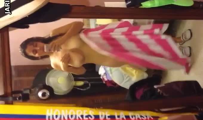 Jovencita tímida pero calienturienta se quita la toallita frente al espejo, se voltea y te muestra su culito y su conchita peluda virgen