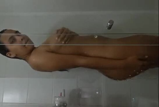 Sofia tiene unas nalgotas de infarto y vean lo rico que se masturba