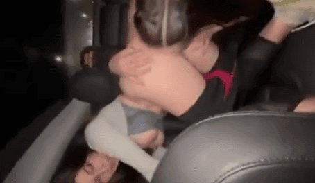lesbianas borrachas chupandose la panocha en la parte trasera del carro