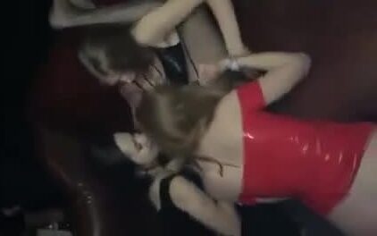 amigas borrachas quieren coger en el antro