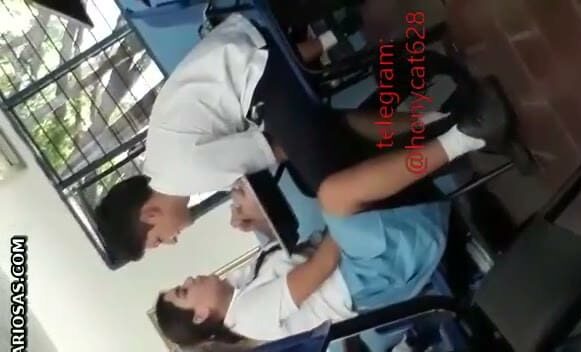 graba a su amigo masturbando a una de sus compañeras en el salon