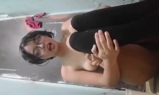 morrita sabrosa de lentes resulto ser una tremenda guarra caliente