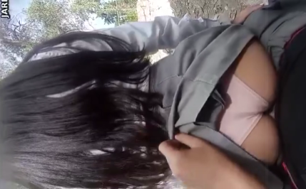 de va de pinta con uno de sus amigos y cogen en el monte