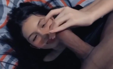 se pone nerviosa al ver que el novio la tiene muy grande